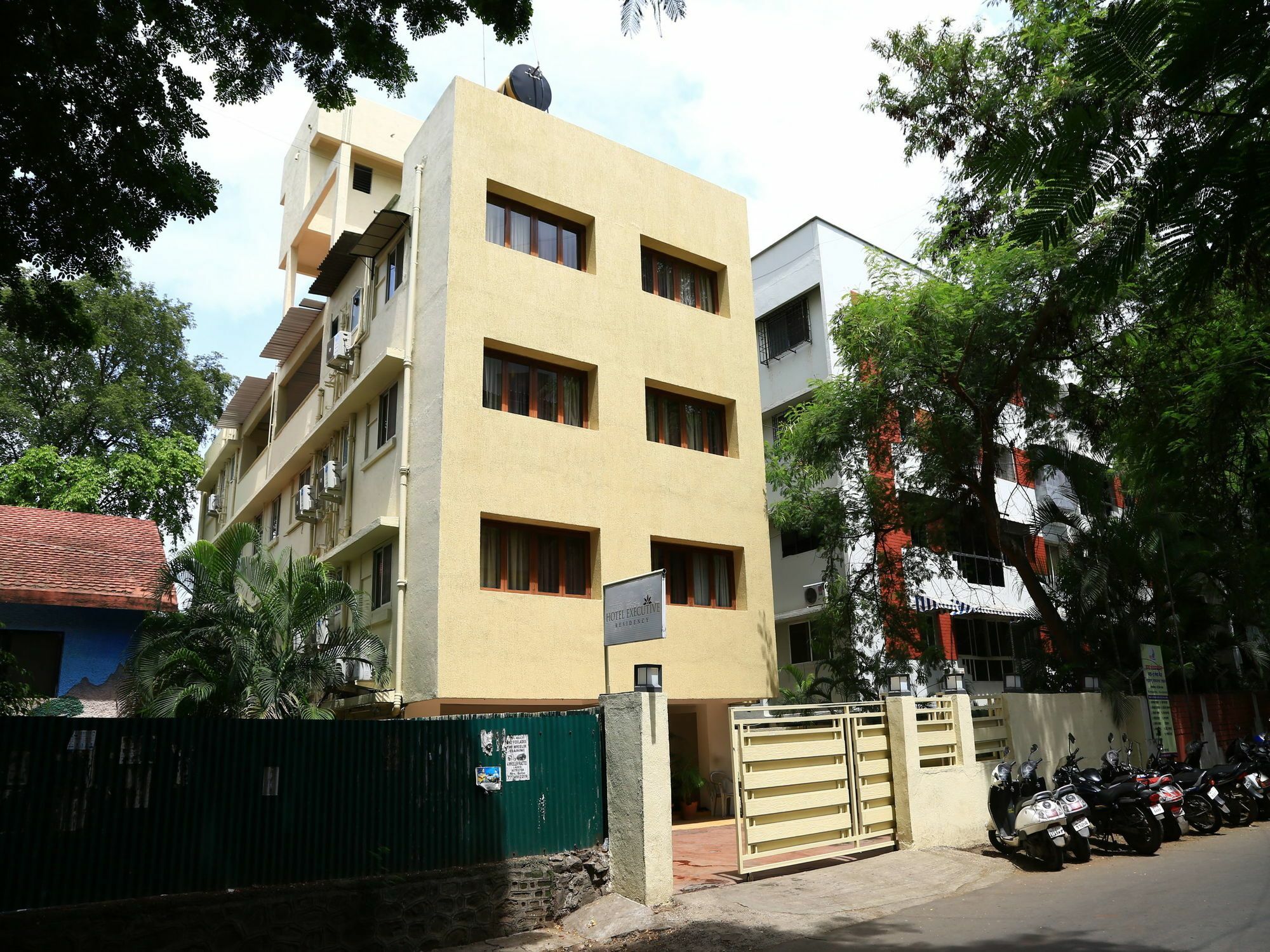 Oyo 13771 Executive Residency Hotel Pune Ngoại thất bức ảnh